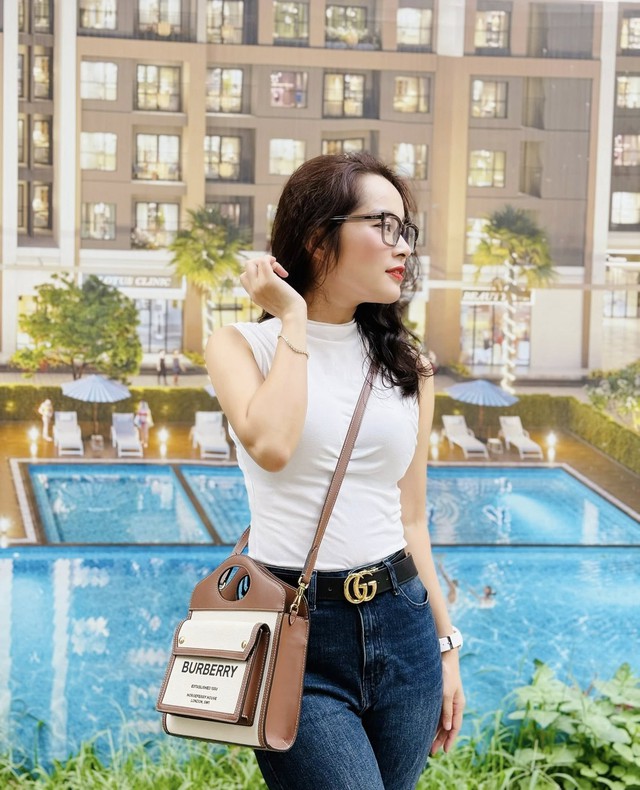 Người đẹp ở tuổi ngoài 40 nhưng nhờ mix đồ thông minh với quần jeans, áo thun sáng màu, Minh Hương như trẻ ra chục tuổi.