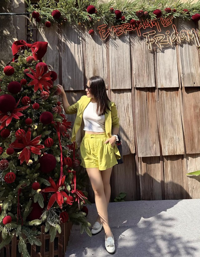 Cô thoải mái với quần sooc, áo vest cách điệu đồng màu cùng giày bệt dễ thương. Với set đồ này, BTV Minh Hương như cô nàng đôi mươi xuống đường dạo phố.