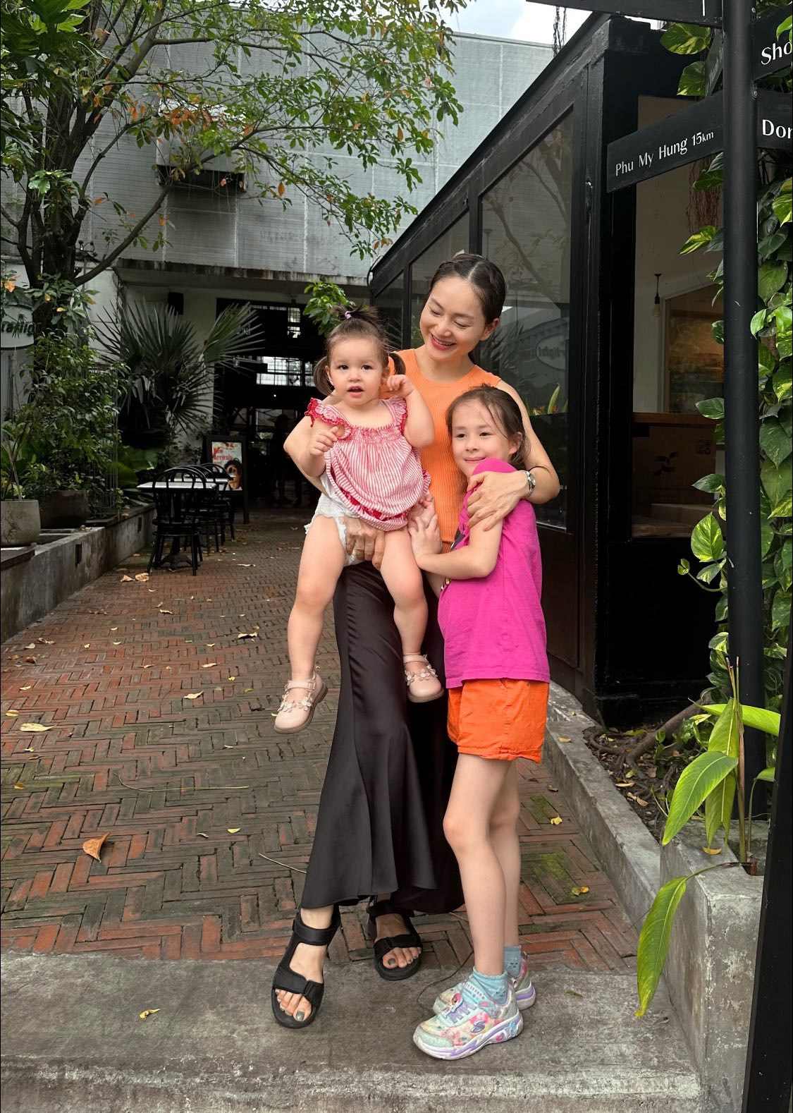 Lan Phương và 2 con. 