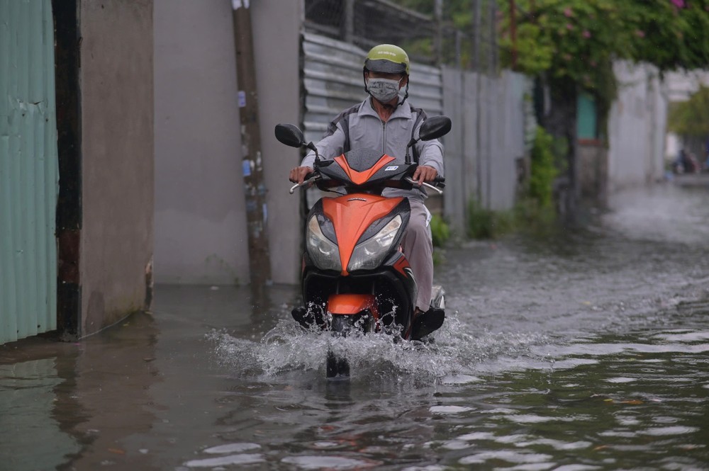 img src/upload/4-2025/images/2025-10-12/1760265754-trua-xuat-hien-con-mua-lon-nguoi-dan-tp-hcm-vat-va-vuot-ngap-15-4458-7462-width1000height665.jpg width660 /