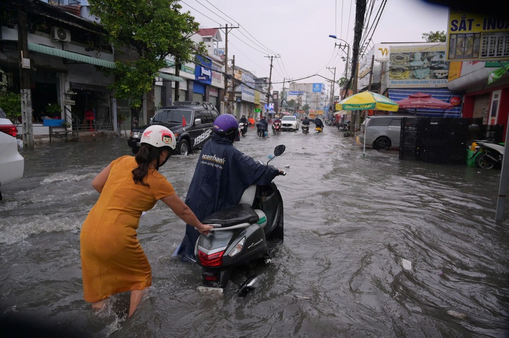 img src/upload/4-2025/images/2025-10-12/1760265754-trua-xuat-hien-con-mua-lon-nguoi-dan-tp-hcm-vat-va-vuot-ngap-12-1998-8214-width1000height665.jpg width660 /