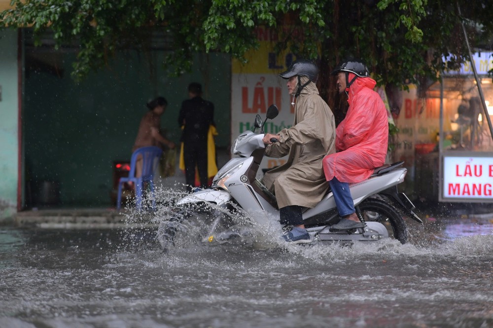 Tại giao lộ đường An Bình – Lê Trọng Tấn, phường Dĩ An, TP.HCM xuất hiện nhiều vạch nước sâu, khiến nhiều phương tiện di chuyển khó khăn. Ảnh: PHẠM HẢI