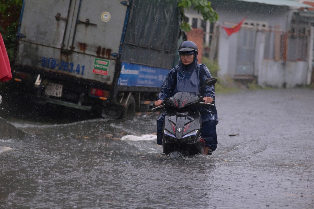 img src/upload/4-2025/images/2025-10-12/1760265754-trua-xuat-hien-con-mua-lon-nguoi-dan-tp-hcm-vat-va-vuot-ngap-7-9799-6999-width1000height665.jpg width660 /