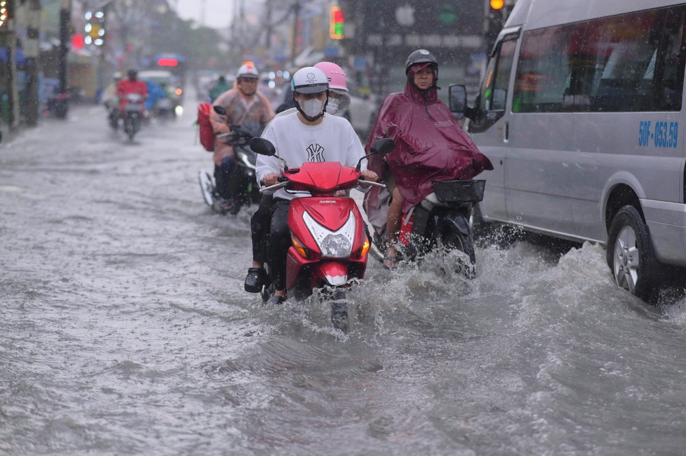 Mưa lớn, người dân TP.HCM vất vả vượt đường ngập - 5