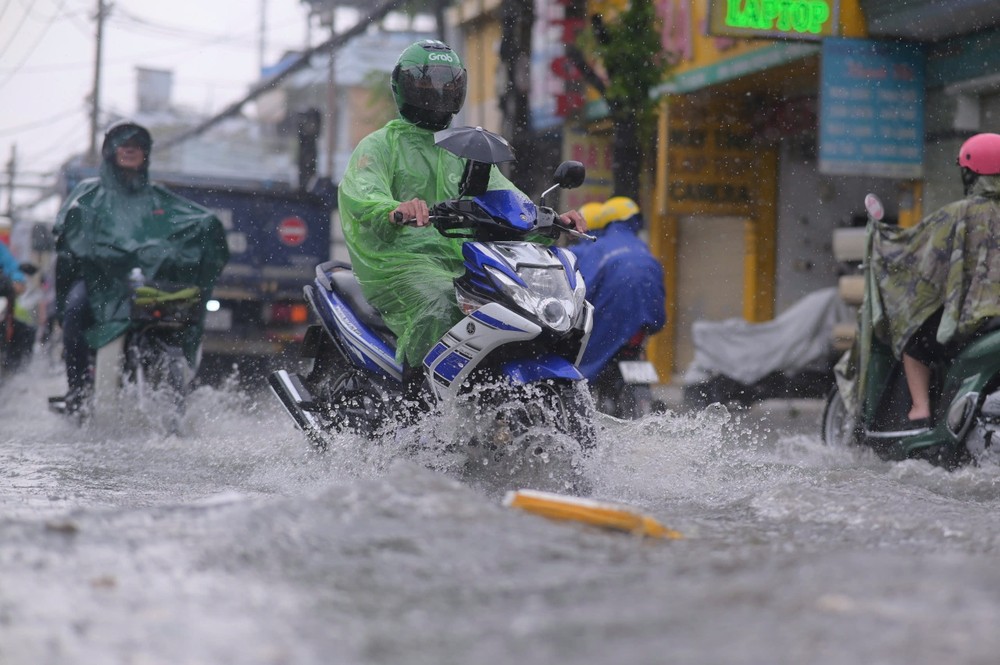 img src/upload/4-2025/images/2025-10-12/1760265754-trua-xuat-hien-con-mua-lon-nguoi-dan-tp-hcm-vat-va-vuot-ngap-14-6315-8994-width1000height665.jpg width660 /