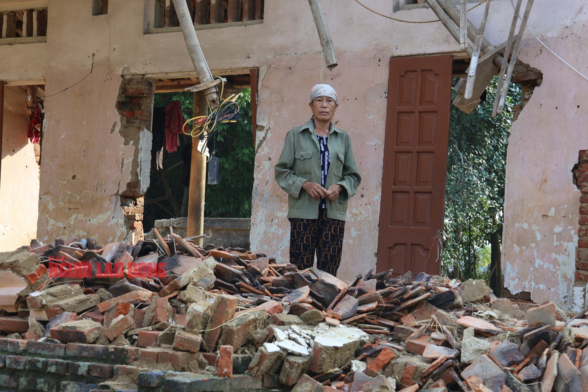 Xót xa cảnh bà Trương Thị Hoạt ở xã Điềm Thụy, tỉnh Thái Nguyên chỉ có gian nhà cũ và tích góp được 10 triệu đồng nhưng đã bị cuốn trôi tất cả hôm 8-10. Ảnh: Văn Duẩn