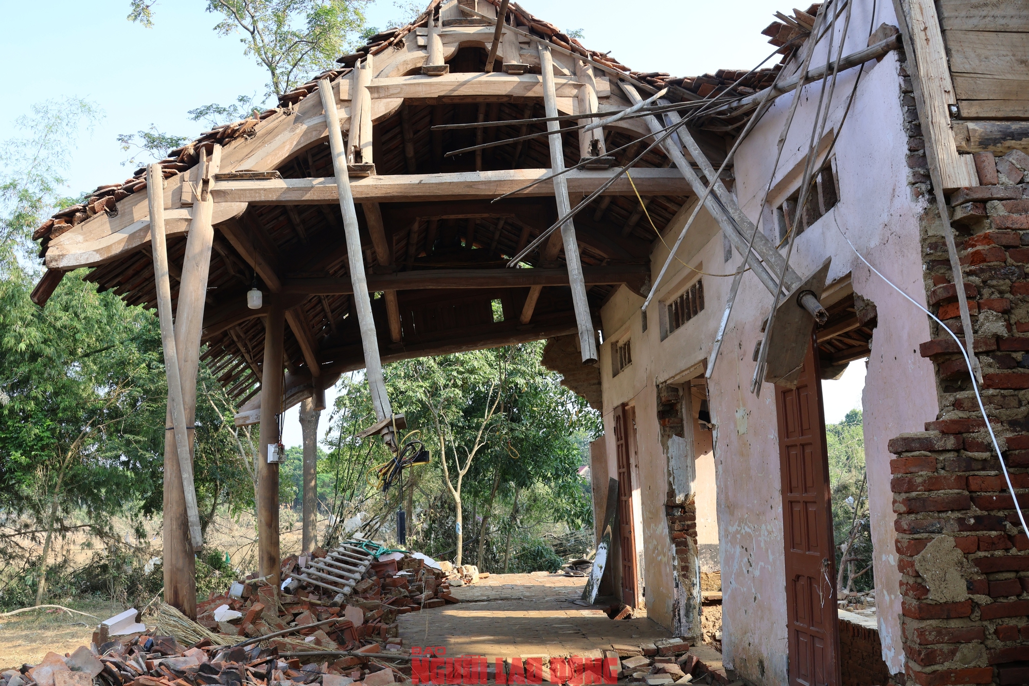 Trận lũ kinh hoàng ngày 8-10 tràn về đã cuốn sập ngôi nhà cũ của bà Trương Thị Hoạt, chỉ còn sót lại một mảng tường và một phần mái nhà. Ảnh: Văn Duẩn