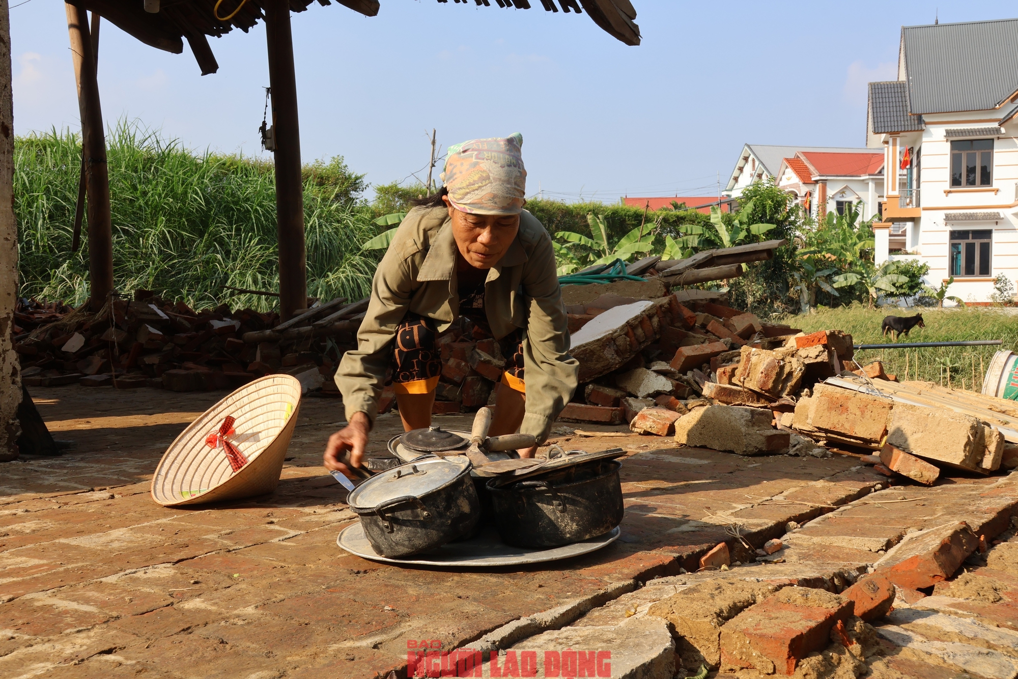 Tài sản còn sót lại là mấy cái nồi đã móp méo bà nhặt ở góc vườn. Ảnh: Văn Duẩn