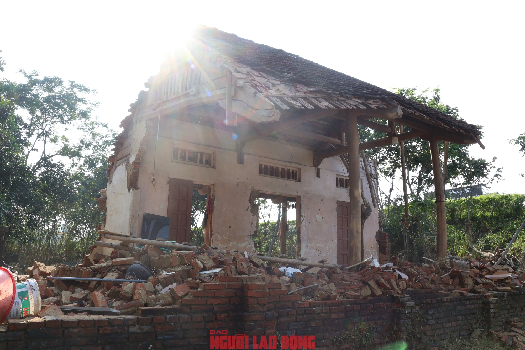 Ngôi nhà cũ của bà Trương Thị Hoạt chỉ còn là đống đổ nát