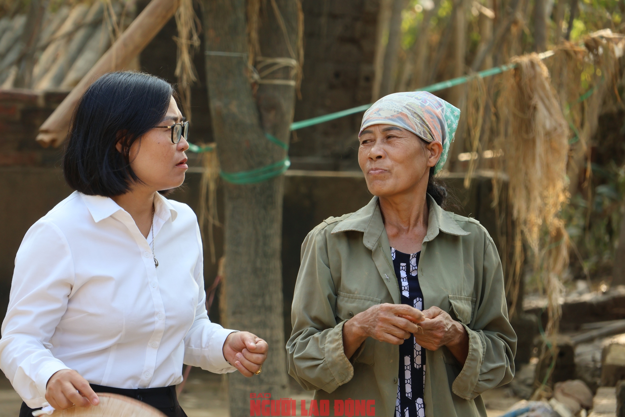 Bà Thân Thị Quyên, Chủ tịch Ủy ban MTTQ xã Điềm Thụy (bên trái), thăm hỏi và động viên bà Trương Thị Hoạt. Ảnh: Văn Duẩn