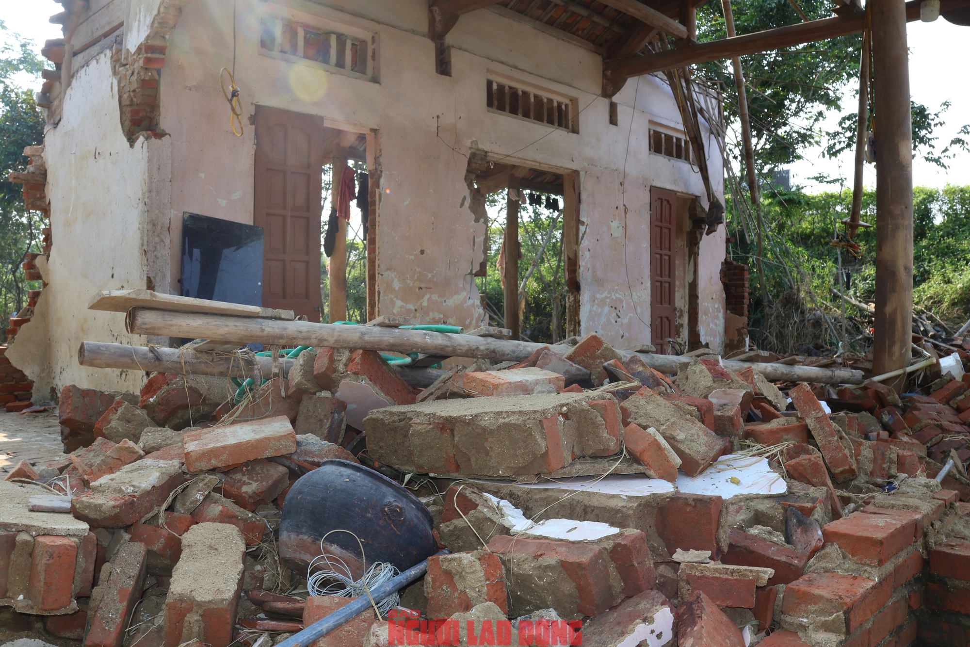 Ngôi nhà cũ của bà Trương Thị Hoạt chỉ còn một mảng tường và một mảng mái nhà còn sót lại. Ảnh: Văn Duẩn