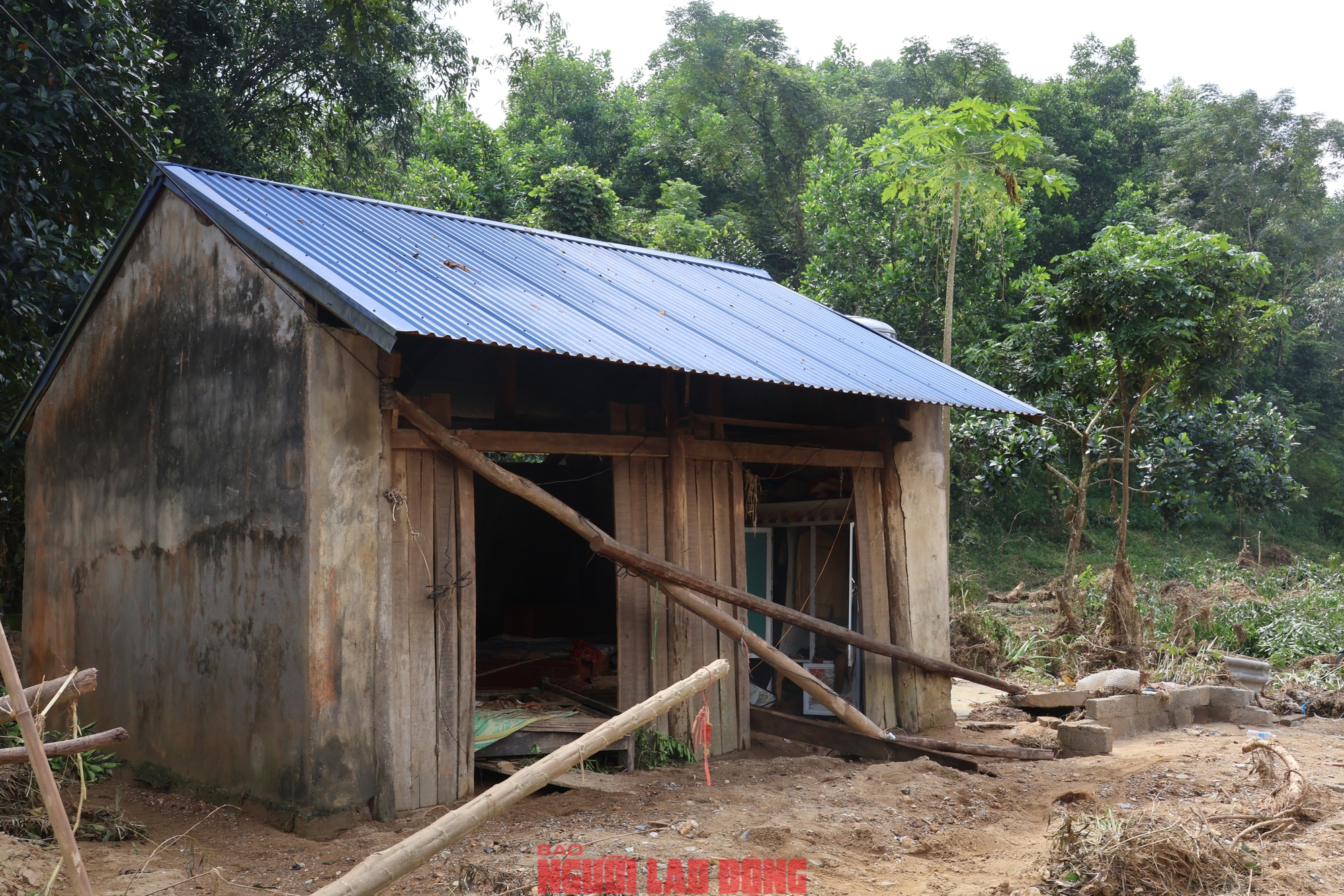 Ngôi nhà rất nhỏ của anh Mạnh ngổn ngang sau cơn lũ dữ. Gia đình anh bây giờ không còn gì nữa bởi bị lũ cuốn trôi hết rồi