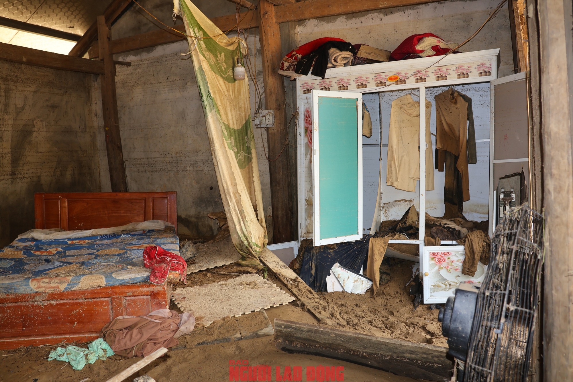 Cảnh tan hoang bên trong ngôi nhà nhỏ của anh Triệu Đức Mạnh