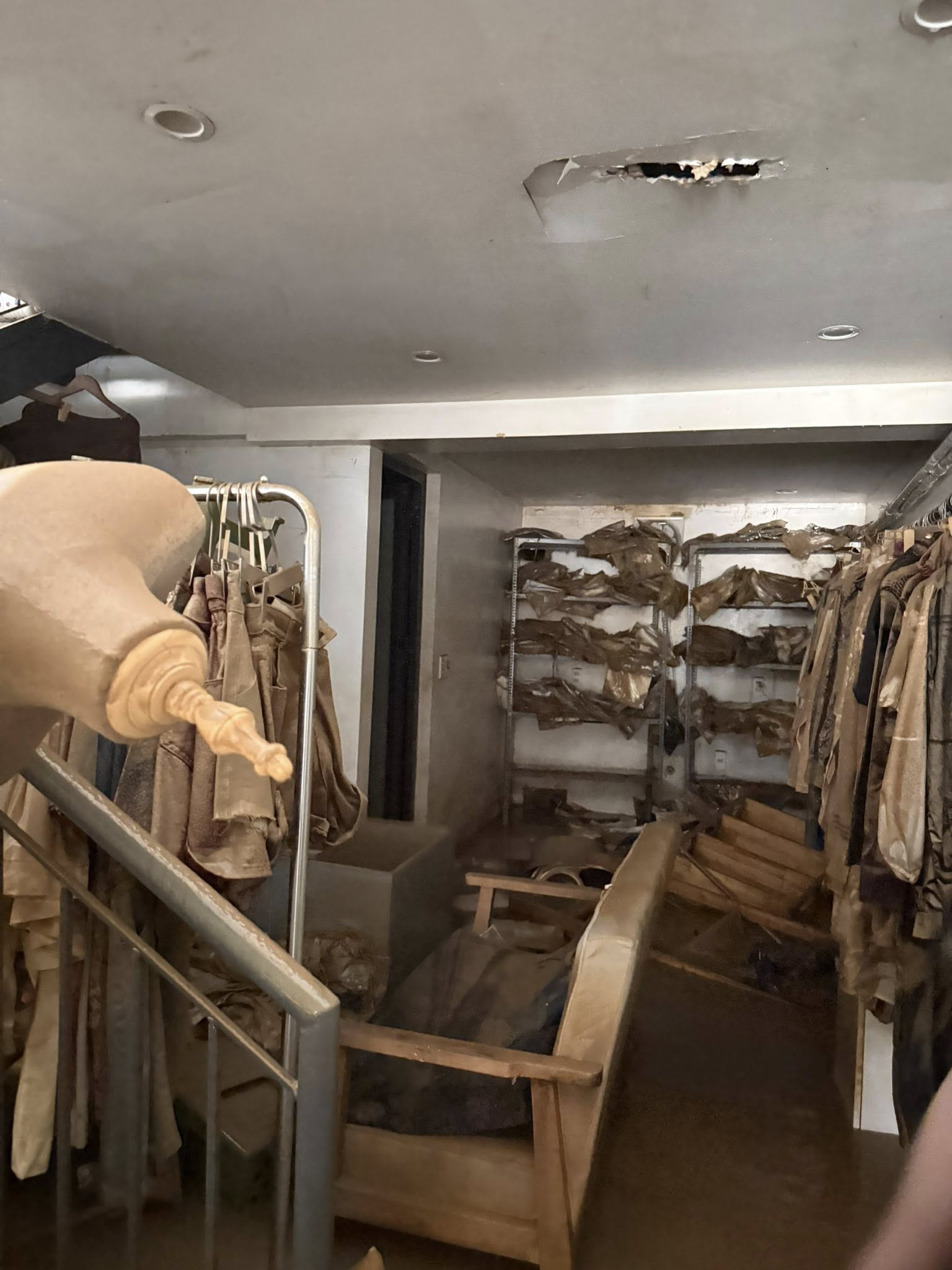 Chủ tiệm muốn ngất vì mất bạc tỷ, tan hoang sau lũ: Tôi sẽ làm lại từ con số âm - 1