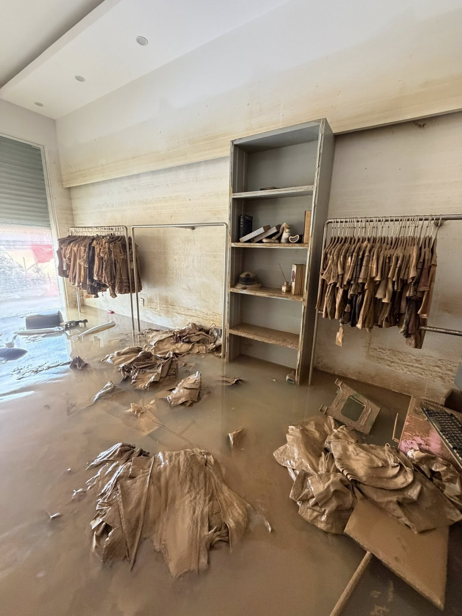 Chủ tiệm muốn ngất vì mất bạc tỷ, tan hoang sau lũ: Tôi sẽ làm lại từ con số âm - 5