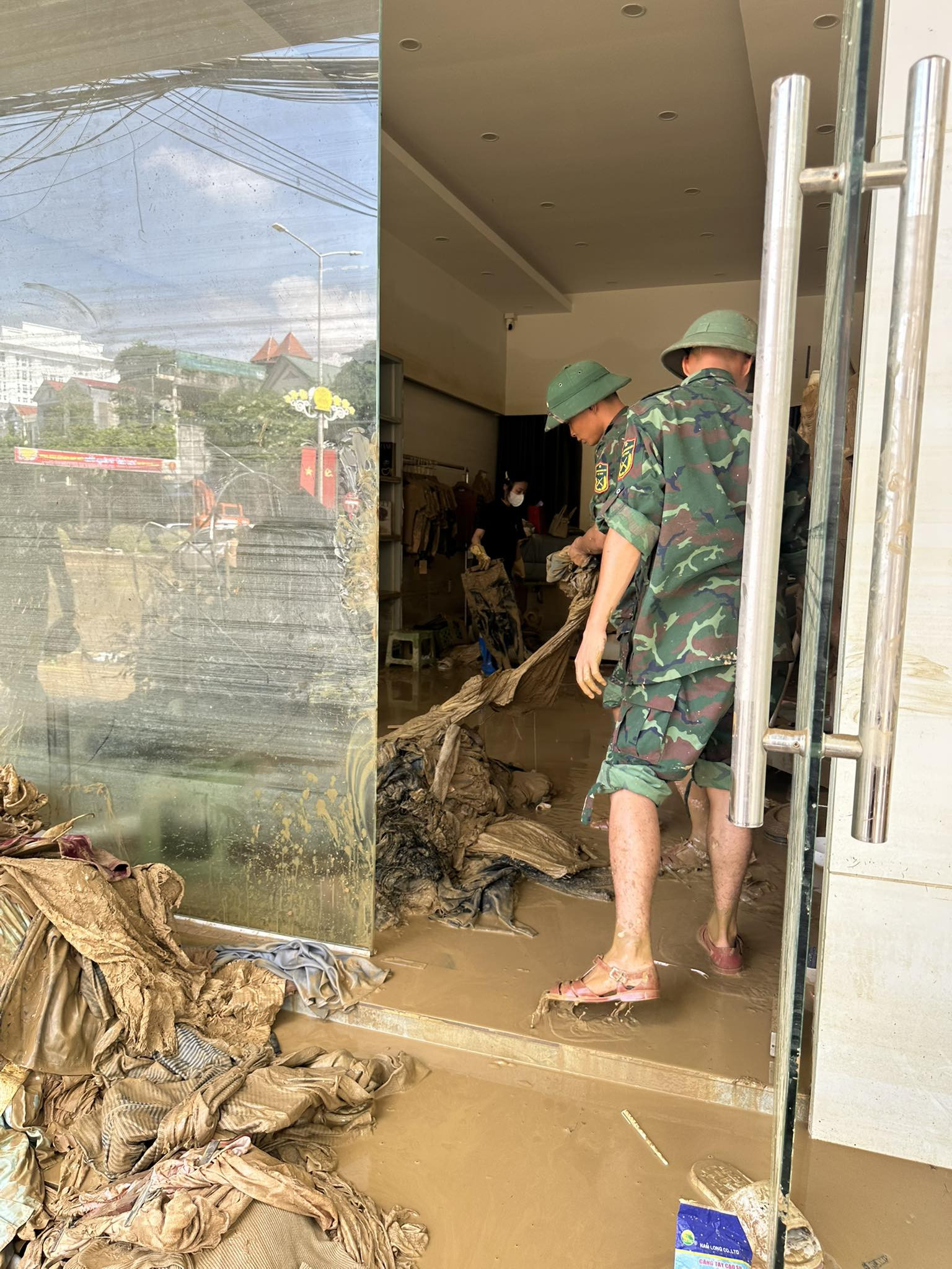 Tất cả hàng hoá quần áo, túi xách... ngập nước, bùn lầy đều không thể cứu vãn được.