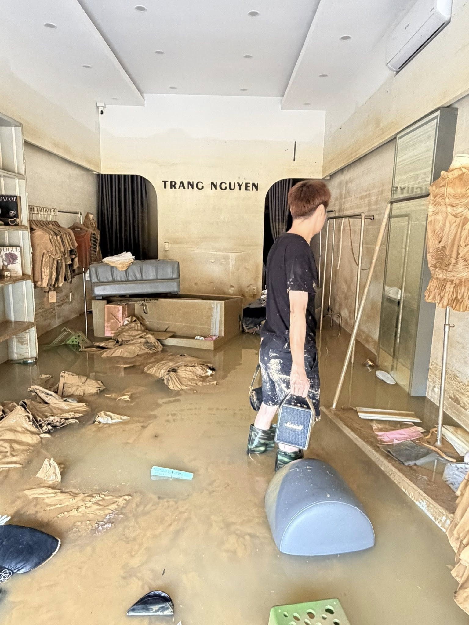 Trận mưa lũ lịch sử ở Thái Nguyên khiến shop thời trang của chị Nguyễn Trang ngập sâu trong bùn đất.