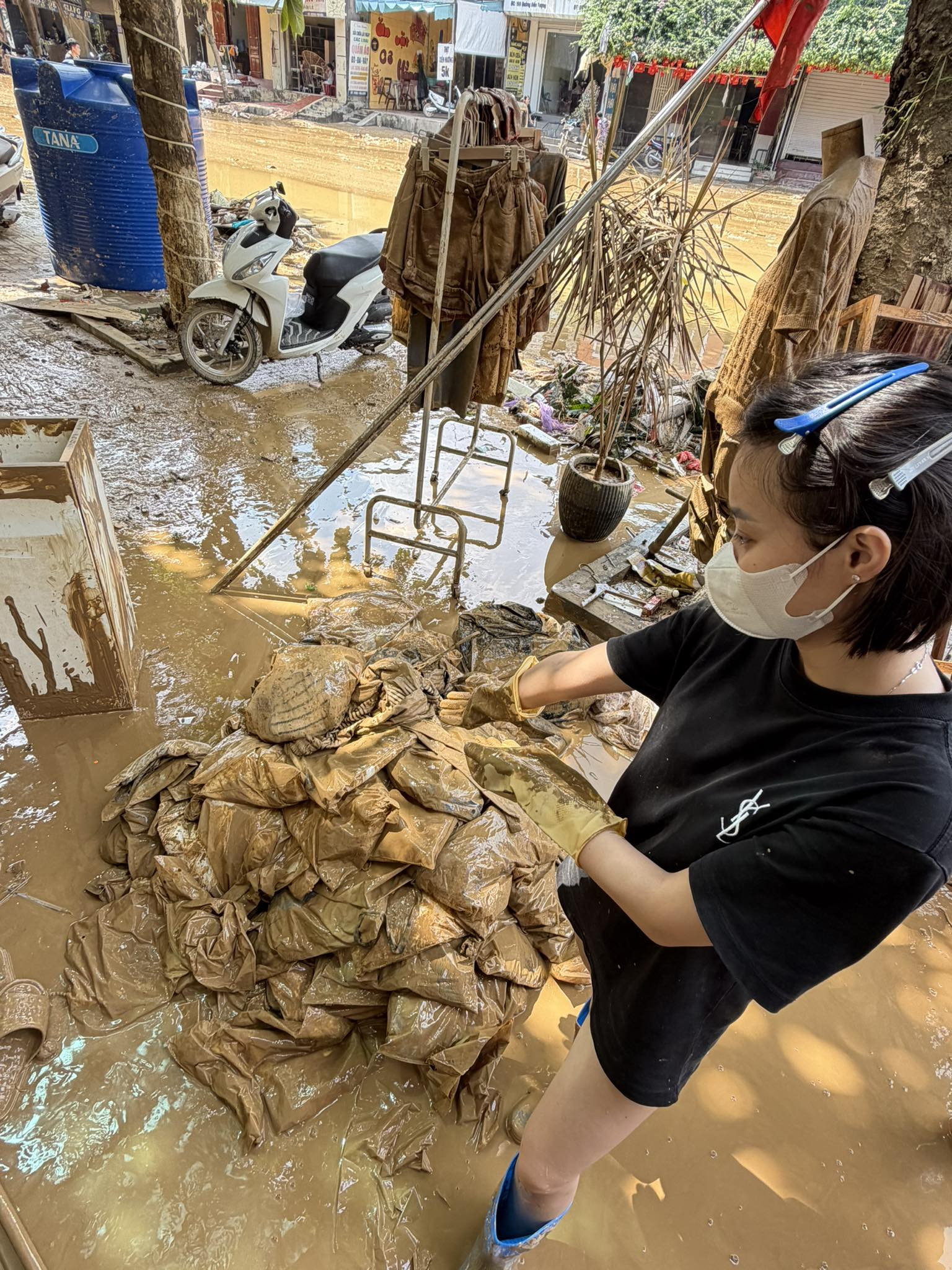 Chủ tiệm muốn ngất vì mất bạc tỷ, tan hoang sau lũ: Tôi sẽ làm lại từ con số âm - 3
