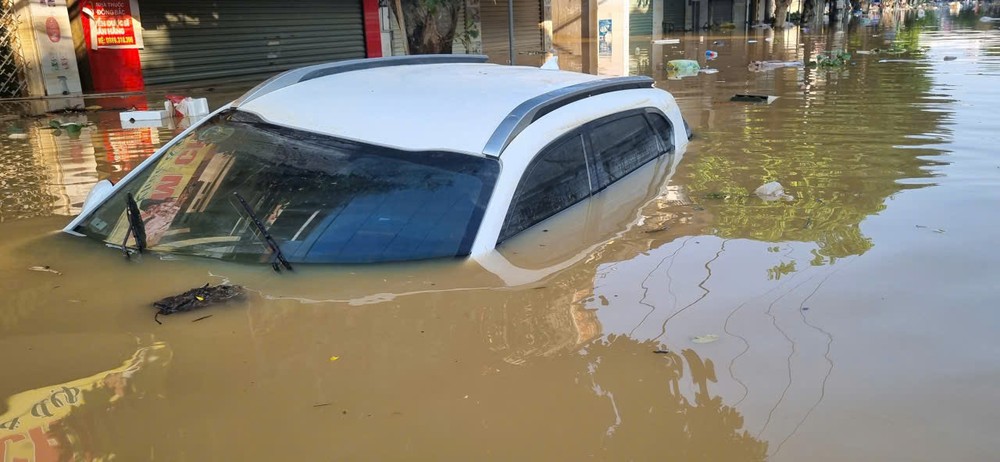 
Nhiều người dân ở phường Phan Đình Phùng thiệt hại hàng tỉ đồng sau
trận lũ vừa qua. Ảnh: VIẾT LONG - THANH TÚ