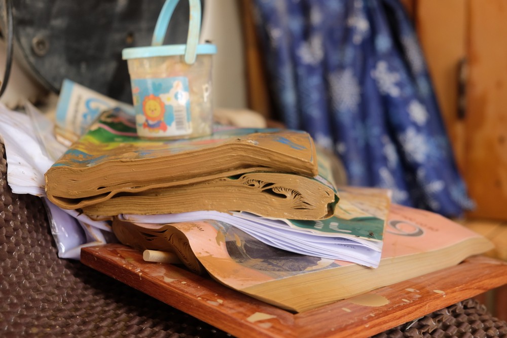 Cái
nghèo cứ bủa vây lấy nhà chị Tạ Thị Thập. Ảnh: THANH TÚ - VIẾT
LONG