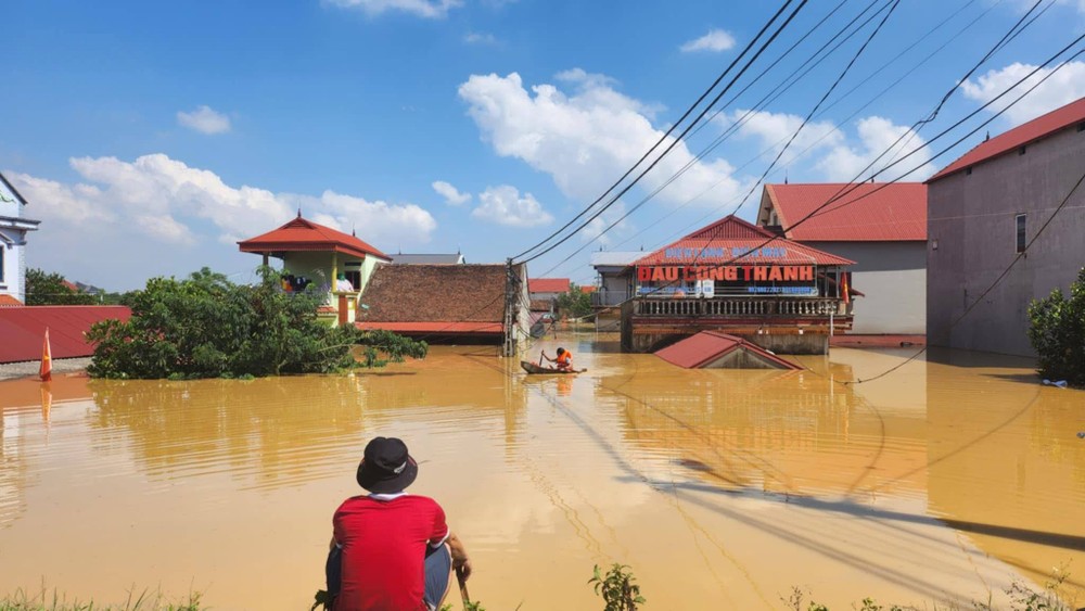 Thủ
tướng chỉ đạo ngăn nước tràn qua để nhằm đảm bảo tài sản, tính mạng
cho người dân. Ảnh: VGP
