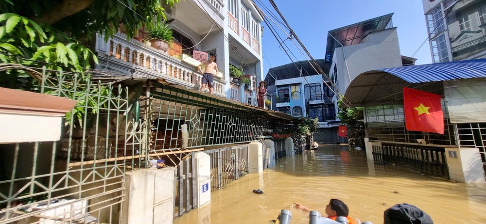 
Người dân trèo lên mái và nóc nhà để tránh lũ ở Thái Nguyên. Ảnh:
THANH TÚ - VIẾT LONG - D.LUYÊN