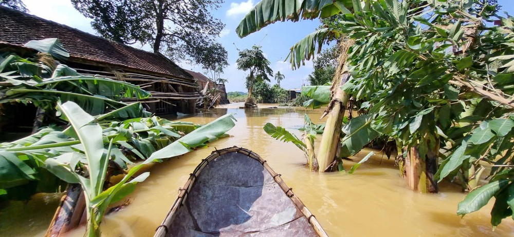 
Tường nhà người dân đổ sập sau cơn lũ. Ảnh: VIẾT LONG - THANH
TÚ