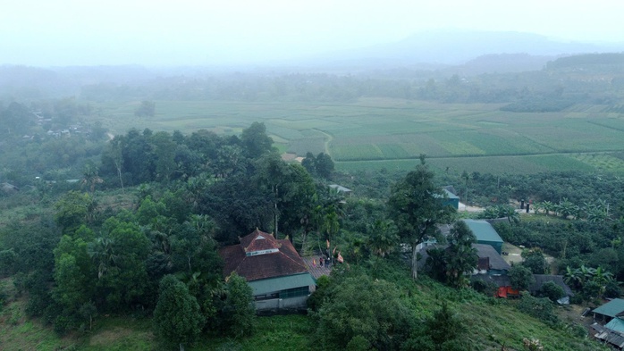 Trong giai đoạn khởi nghĩa Cần Vương (1885-1896), nhằm giữ gìn tinh thần, bảo hộ cho quê hương trong thời kỳ chiến tranh, nhân dân làng Khoai Vạc đã dựng lên ngôi miếu nhỏ thờ thần núi (còn gọi là Đức thánh khai sơn). Suốt thời gian chiến tranh, ngôi miếu trở thành nơi người dân thường xuyên thắp hương tưởng niệm, cầu bình an.