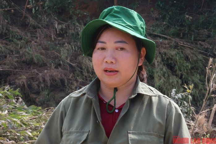 Cô giáo Dương Thị Yến khóc nghẹn khi nói về thời điểm nhìn thấy dụng cụ học tập, đồ chơi của các học sinh trôi về phía hạ nguồn nhưng bất lực, không thể cứu vãn