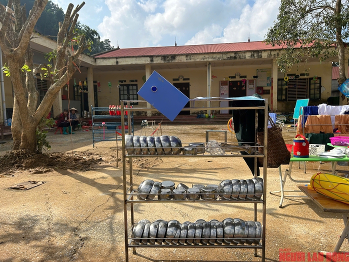 Một số đồ dùng phục vụ cho ăn bán trú còn sót lại sau trận lũ dữ