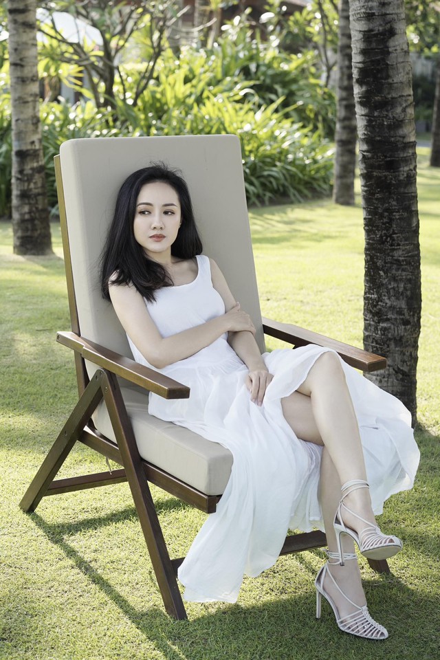 Hay khi đi biển, BTV Hoài Anh hack tuổi và gợi cảm cùng đầm trắng dáng dài.