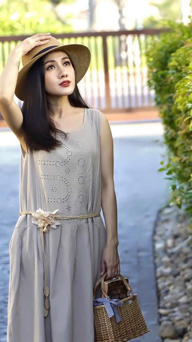 Có lúc, cô cô chọn đầm suông mix cùng đai lưng có họa tiết nữ tính dễ chịu.