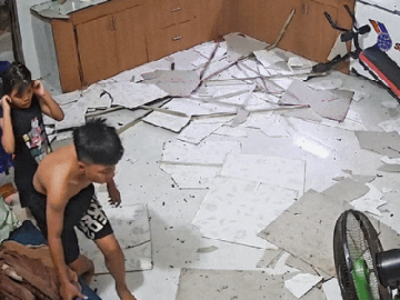 CLIP: Cậu bé 12 tuổi cõng em gái thoát hiểm khi trần nhà bất ngờ đổ sập ở Đà Nẵng