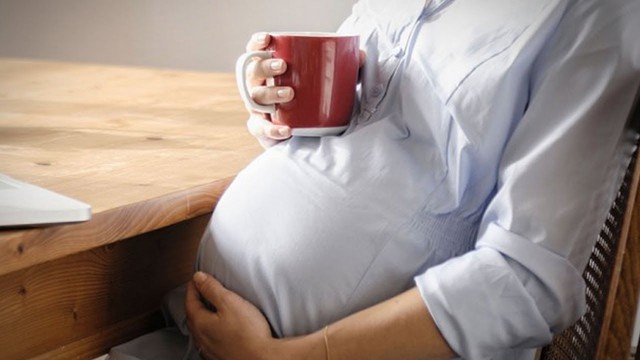Uống nhiều cà phê có thể không an toàn cho phụ nữ mang thai.