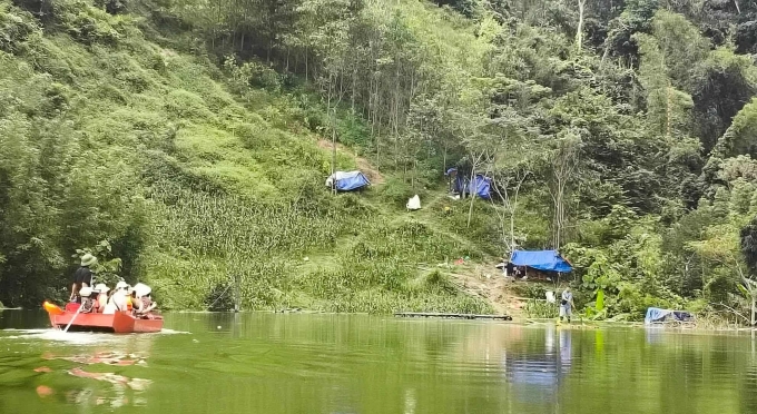 Các đoàn từ thiện đến thăm hai hộ dân với 11 người ở thôn Kim Vân, xã Văn Lang. Các hộ này dựng lều tạm trên núi khi nước lũ nhấn chìm nhà cửa, ngày 12/10. Ảnh: Ma Thiện Thiêm