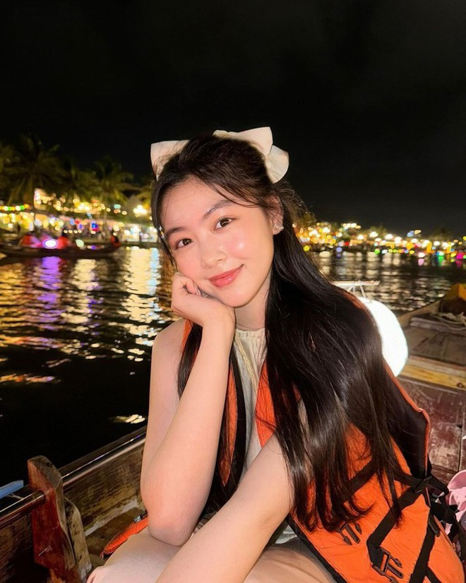 Và tất nhiên lần lộ diện này, nhan sắc của Lọ Lem tiếp tục khiến dân mạng xuýt xoa.