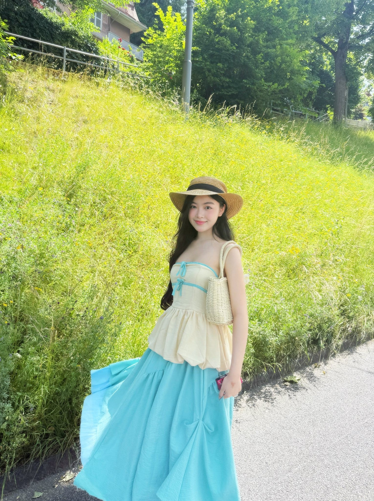 Qua clip quay bằng cam thường, con gái cả của Quyền Linh vẫn vô cùng xinh đẹp.