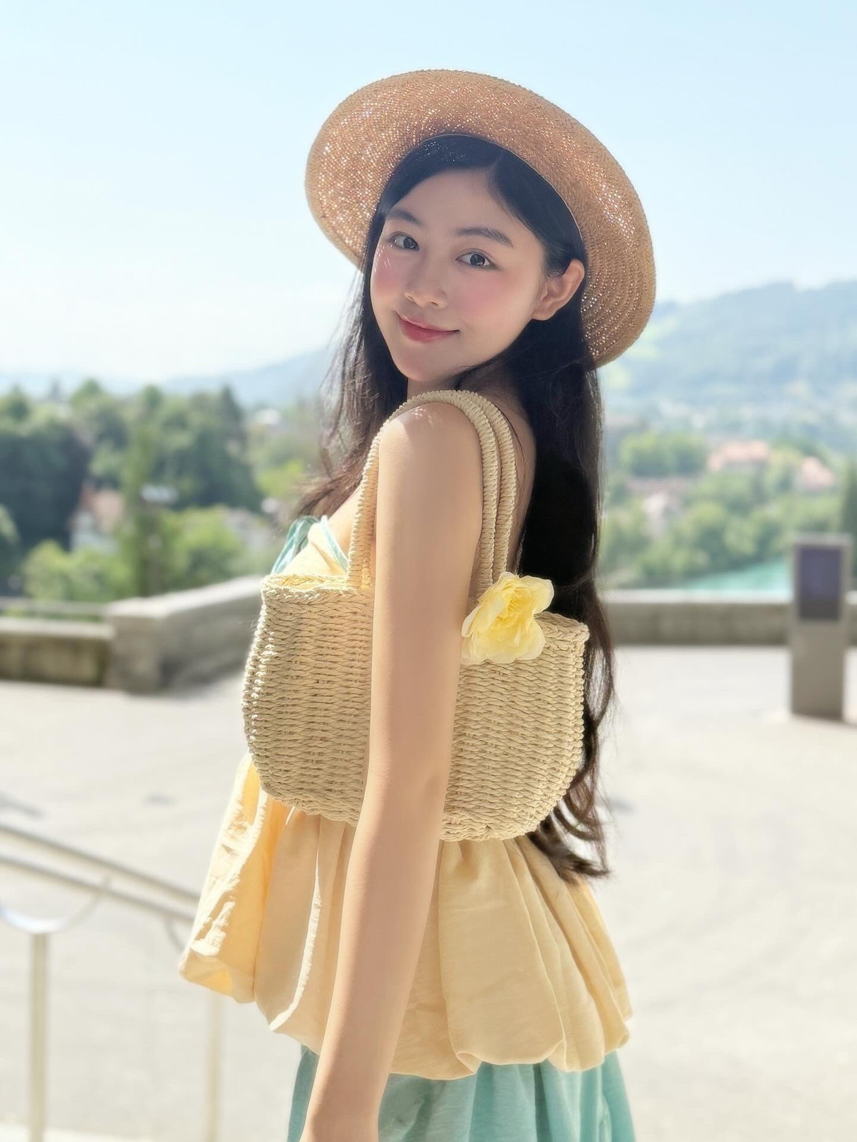 Lọ Lem xuất hiện với ngoài giản dị, tóc buộc gọn gàng và rất nhanh nhẹn bê đồ, đóng gói nhìn rất chuyên nghiệp.