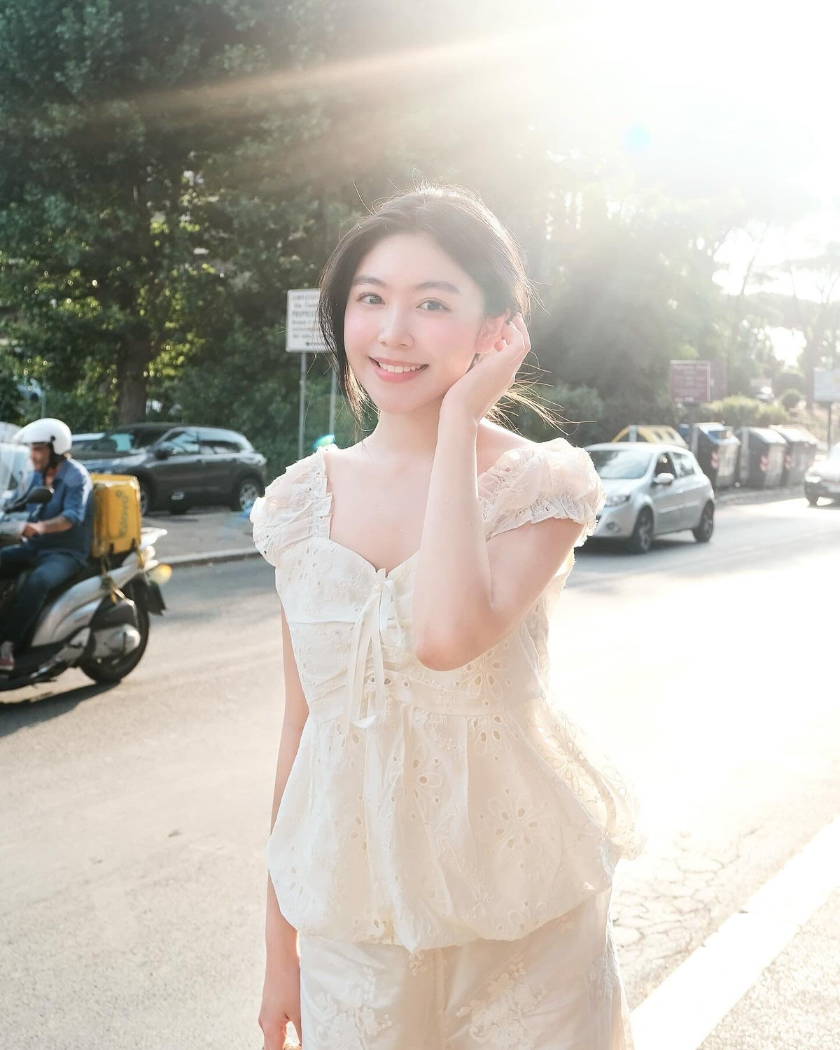 Lọ Lem đang theo học ngành kinh doanh ở trường quốc tế. Lọ Lem từng trúng tuyển Đại học Nghệ thuật London (University of the Arts London, UAL) - trường chuyên về thời trang, nghệ thuật, thiết kế và biểu diễn lớn nhất châu Âu. Tuy nhiên, cô quyết định học ở TP HCM để được gần gia đình.