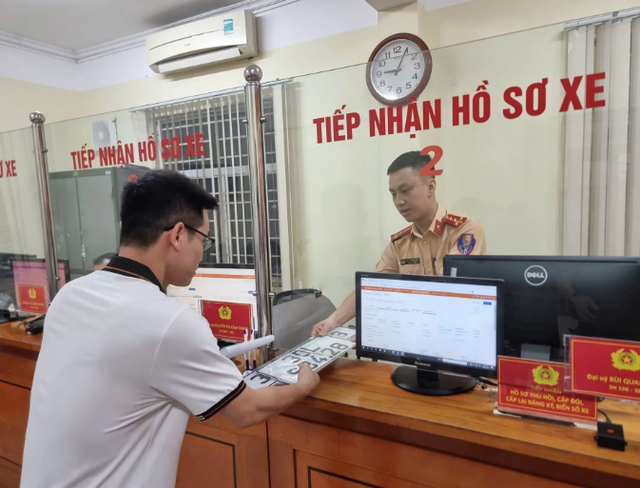 Đăng ký xe là thủ tục hành chính bắt buộc để xác nhận quyền sở hữu phương tiện giao thông và làm thủ tục cấp giấy tờ có giá trị pháp lý cho chiếc xe đó. Ảnh minh họa: TL
