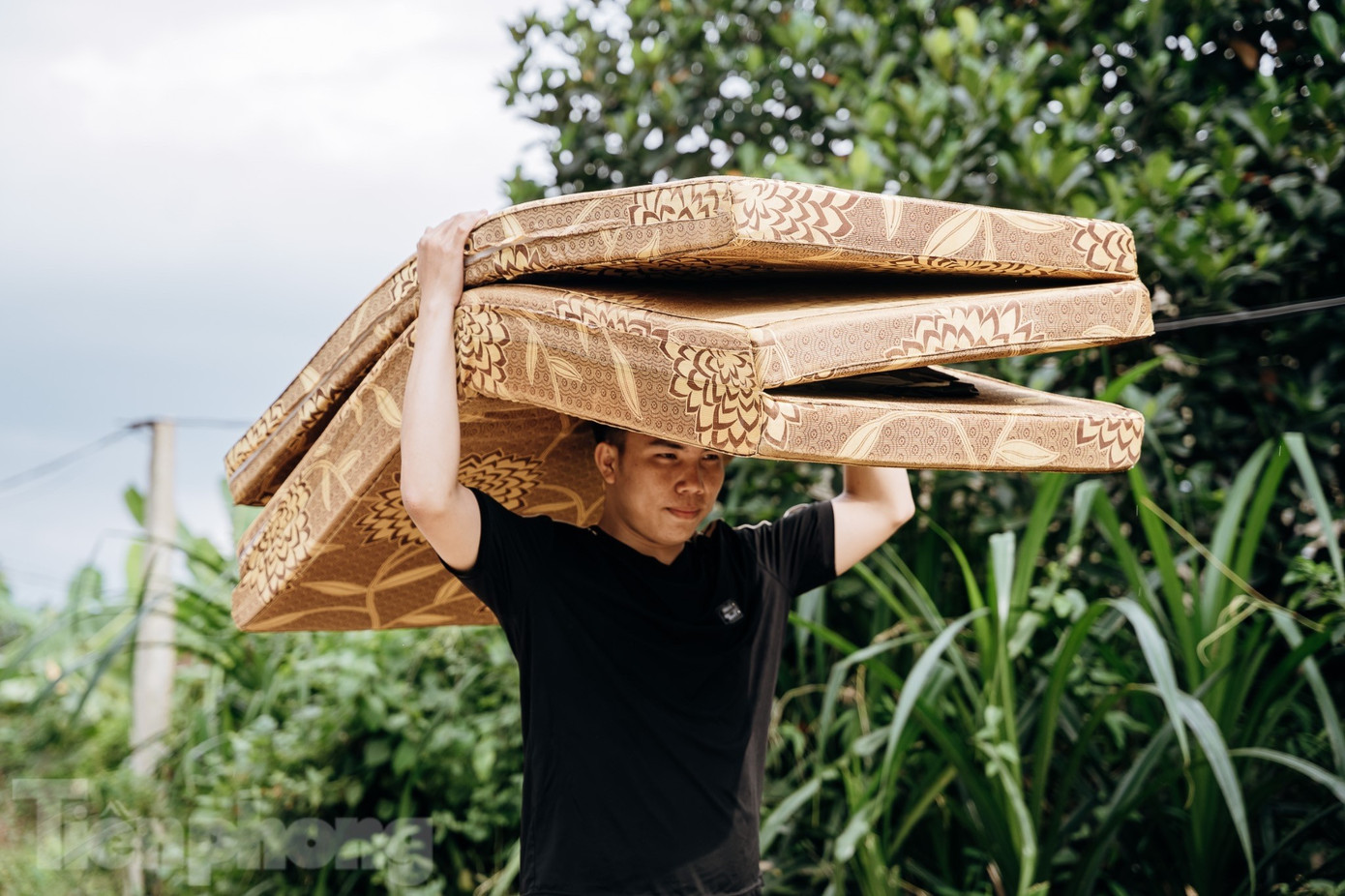 Người dân ngoại thành Hà Nội trở về nhà, khôi phục cuộc sống sau lũ - 4
