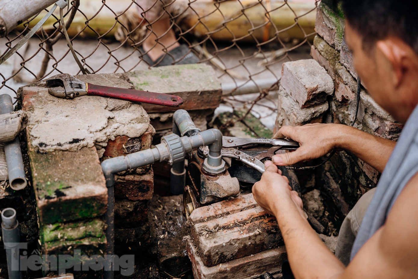 Một trong những nỗi lo lớn nhất sau lũ là vấn đề nguồn nước sinh hoạt. Giếng nước bị ngập khiến nguồn nước sinh hoạt trở nên khan hiếm và không đảm bảo. Người dân đã tự tay sửa chữa và khôi phục lại những chiếc máy bơm bị ngâm nước, hy vọng sớm đưa nguồn nước trở lại.