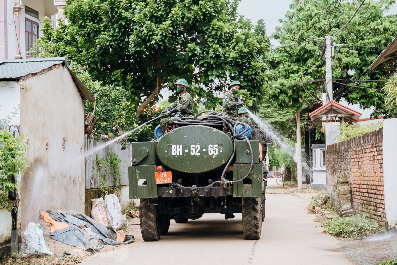 Để ngăn chặn dịch bệnh bùng phát, lực lượng Quân đội khẩn trương vào cuộc, tiến hành phun khử khuẩn trên diện rộng tại các khu dân cư.