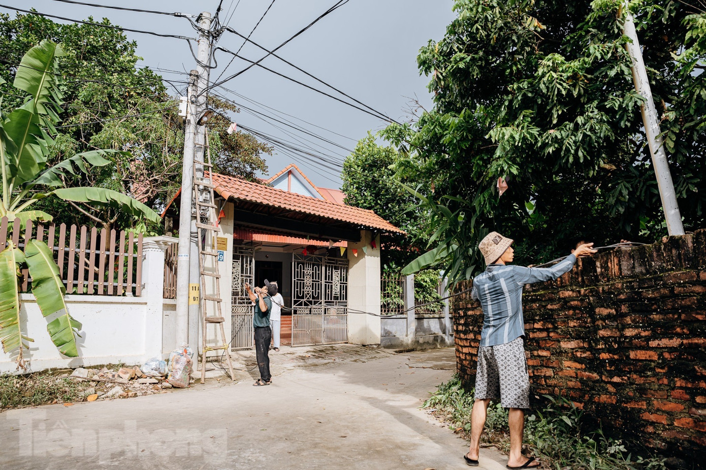 Người dân ngoại thành Hà Nội trở về nhà, khôi phục cuộc sống sau lũ - 13