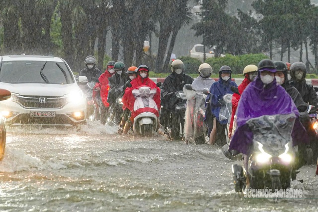 Nhiều tuyến phố có nguy cơ ngập úng sáng 14/10. Ảnh: Tuấn Anh