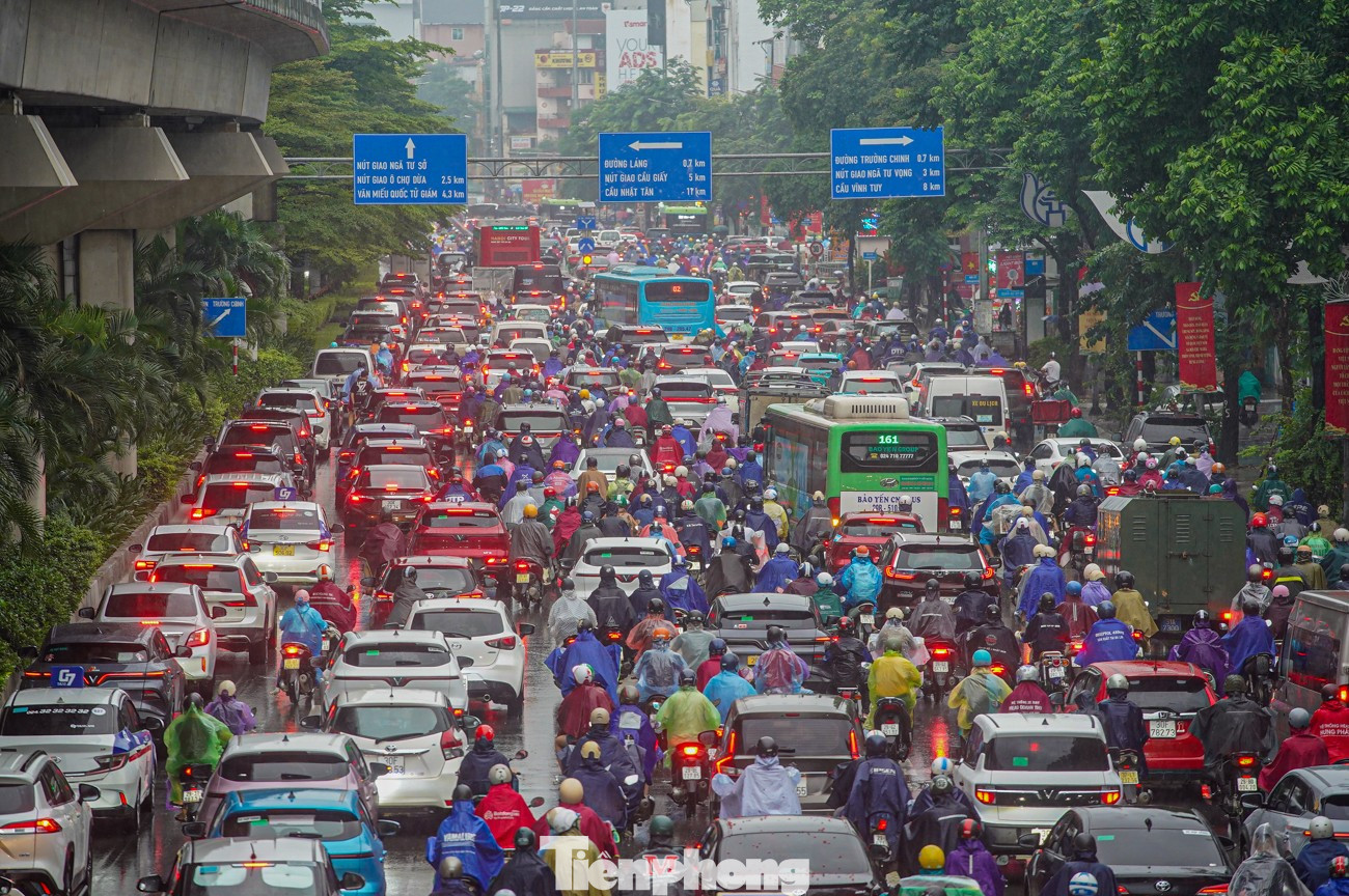 Tuyến đường Nguyễn Trãi hướng vào trung tâm rơi vào tình trạng tắc nghẽn cục bộ.