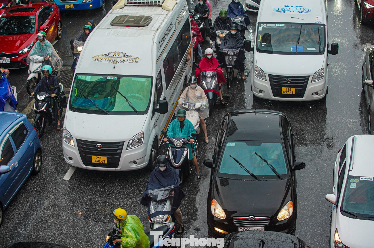 Người Thủ đô chật vật đưa con đi học, đi làm trong cơn mưa rải rác kéo dài - 5