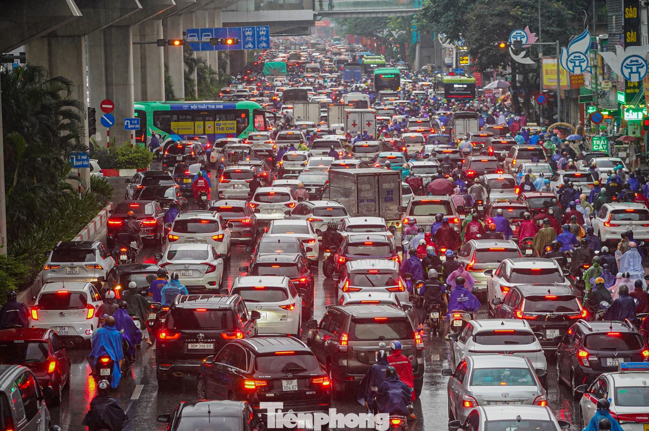 Dòng xe nối đuôi nhau, nhích từng chút một.