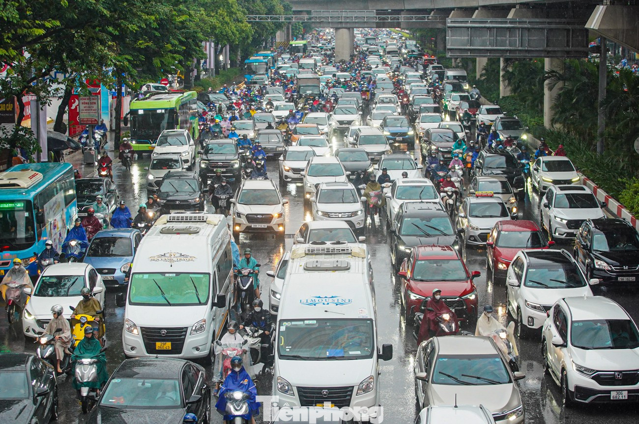 Đường Nguyễn Trãi hướng về phía nam bị ùn tắc trong mưa.