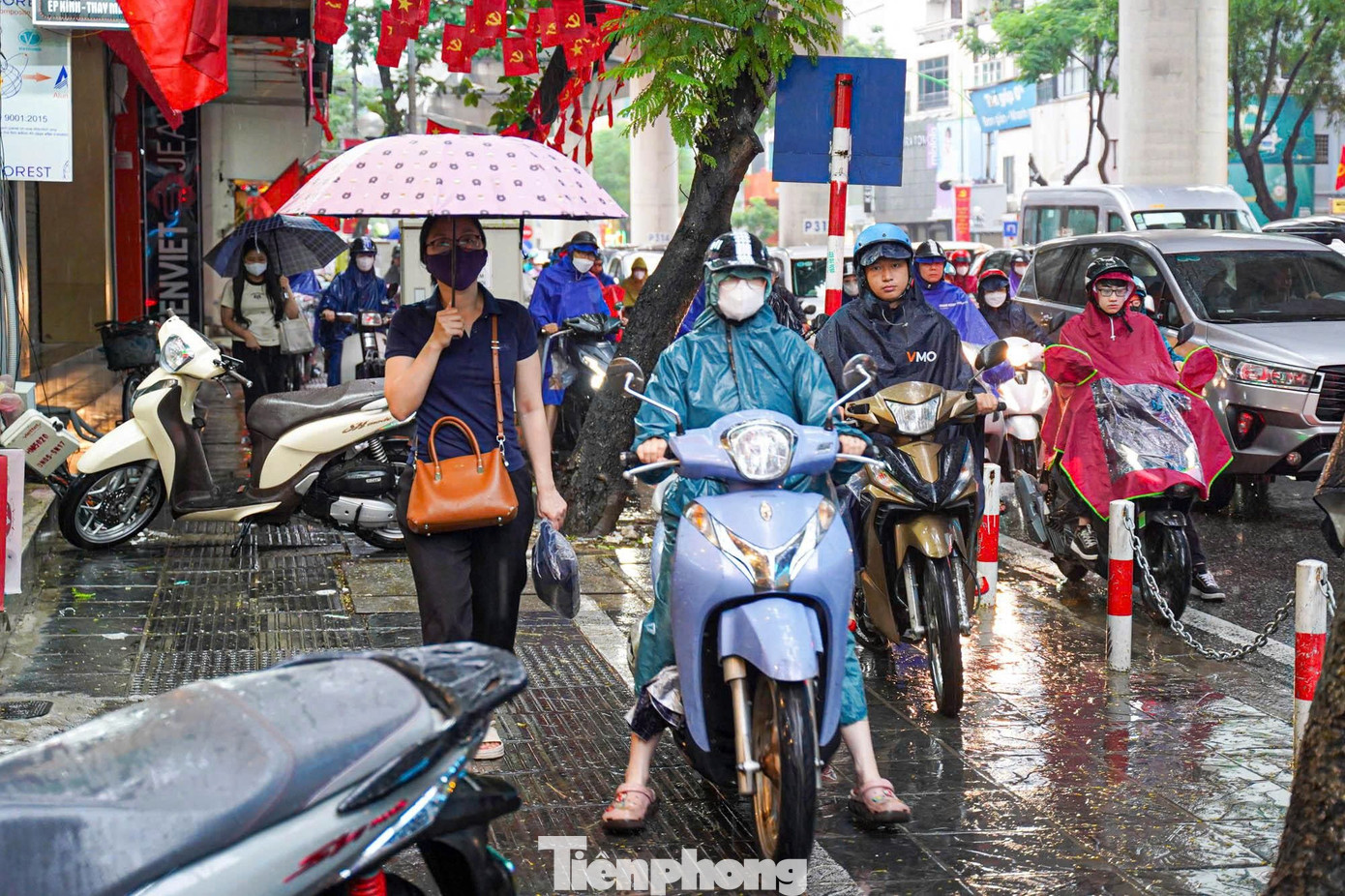 Khu vực ga Chùa Láng tắc cứng, nhiều người dân đành leo lên vỉa hè để đi cho kịp giờ.